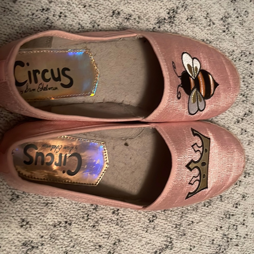 Queen bee pink flats